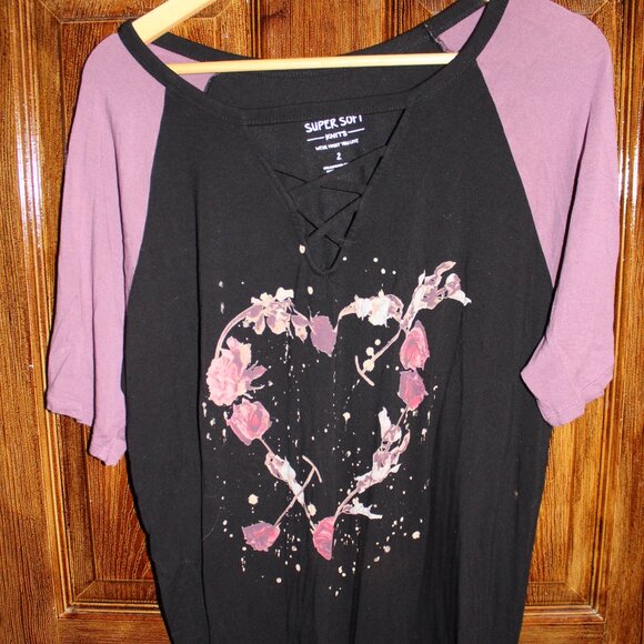 Pretty T-shirt with Heart Design - Picture 1 of 3